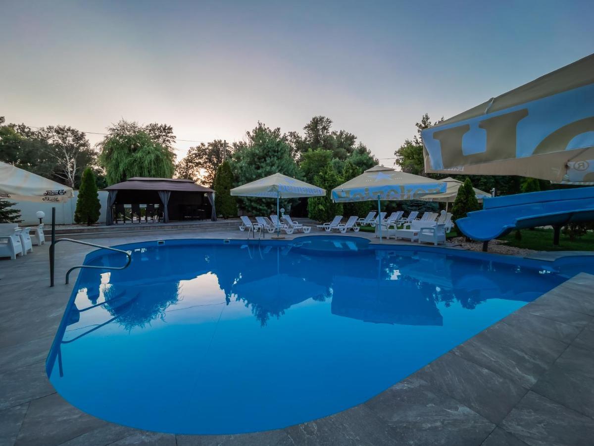Tiszaug Club Hotel Pegasus מראה חיצוני תמונה