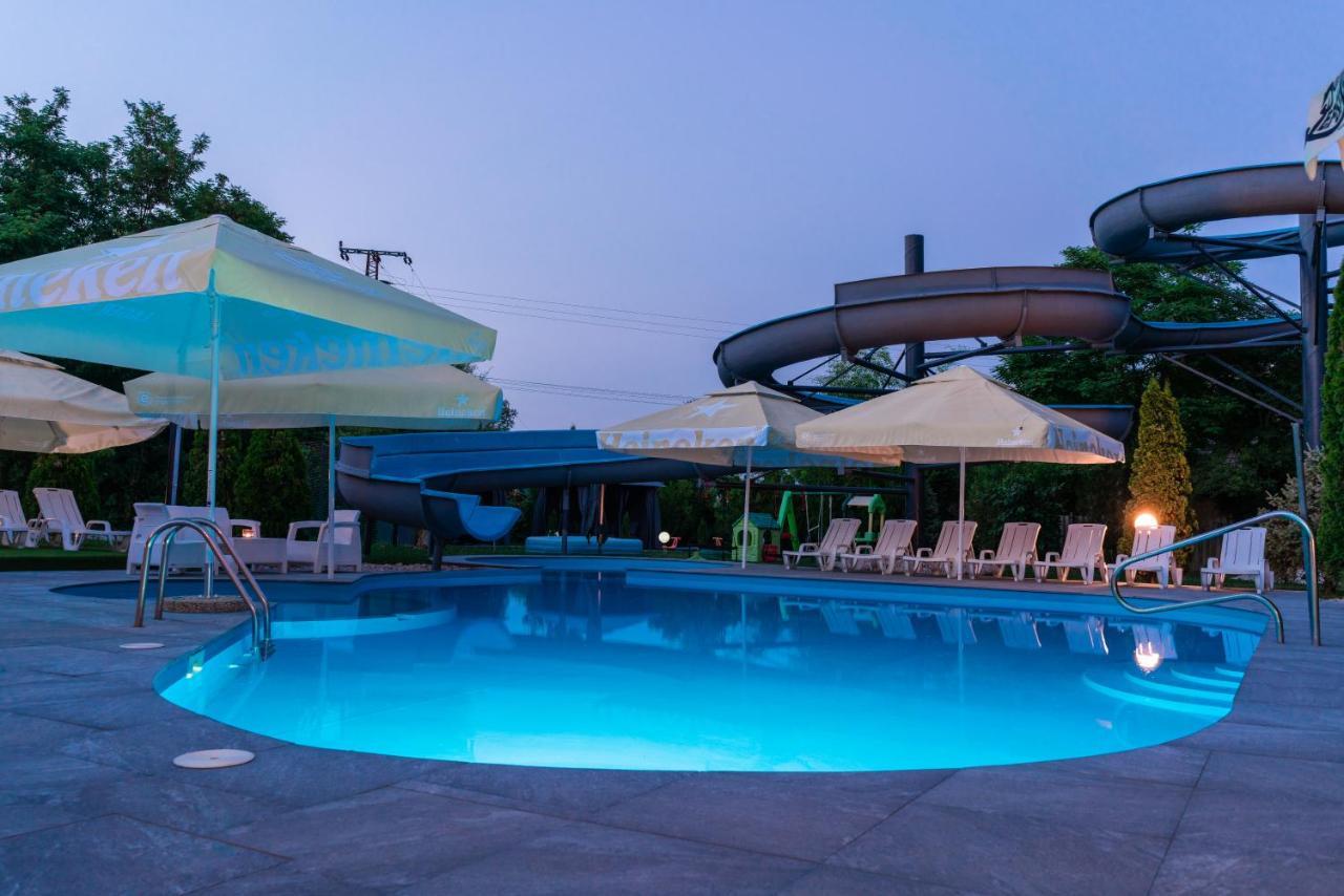 Tiszaug Club Hotel Pegasus מראה חיצוני תמונה