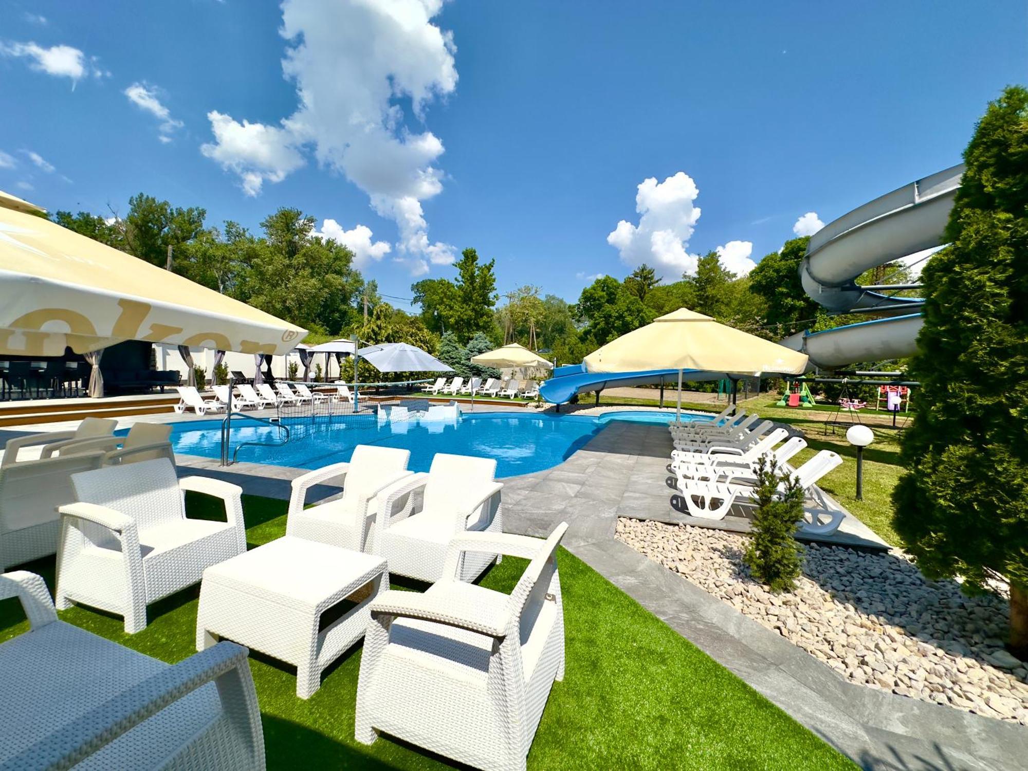 Tiszaug Club Hotel Pegasus מראה חיצוני תמונה